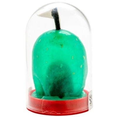 Vela em forma de pêra verde dentro de recipiente transparente com base vermelha.