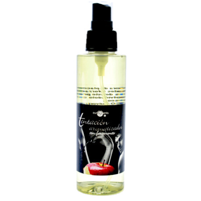 Frasco plástico transparente com líquido amarelo e tampa preta de spray