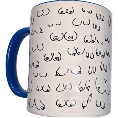 Caneca branca com ilustrações de seios femininos e pega azul