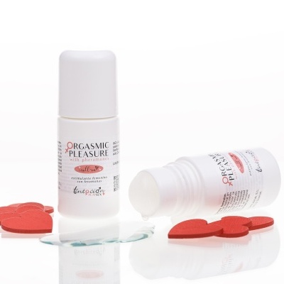 Frascos roll-on brancos com rótulos com texto e corações vermelhos em superfície branca.
