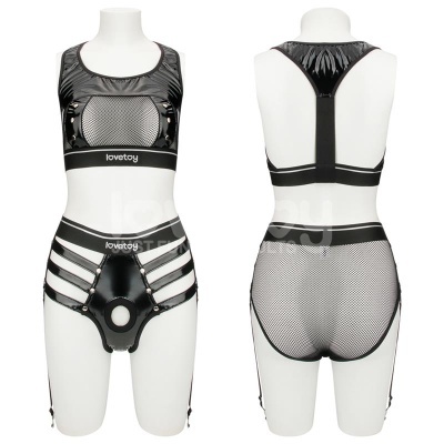 Conjunto feminino preto em tecido misto com detalhes brilhantes e malha