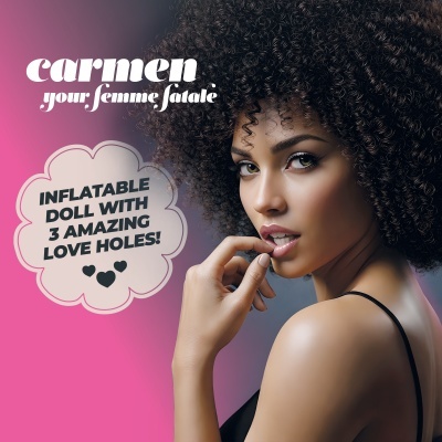Mulher de cabelo afro encaracolado com fundo rosa e cinzento e texto carmen your femme fatale