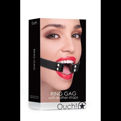 Embalagem de ring gag com tiras em couro e argola metálica no meio, com modelo feminino e texto Ouch!