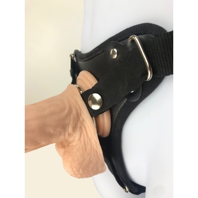 Arnês preto ajustável com parte em silicone cor de pele