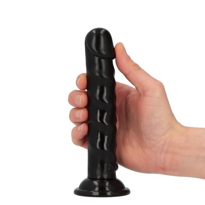 Produto preto com textura ondulada e base de ventosa na mão