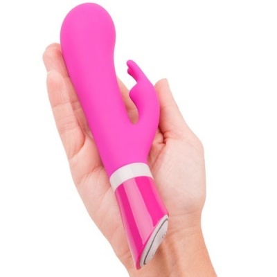 Vibrador rosa em mão, fundo branco
