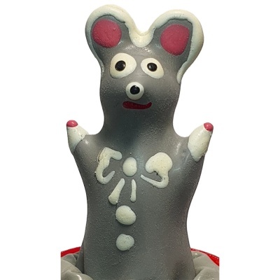 Boneco de rato cinzento com detalhes brancos e rosa