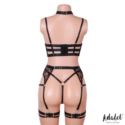 Conjunto de lingerie preta com tiras ajustáveis, renda e argola metálica em manequim