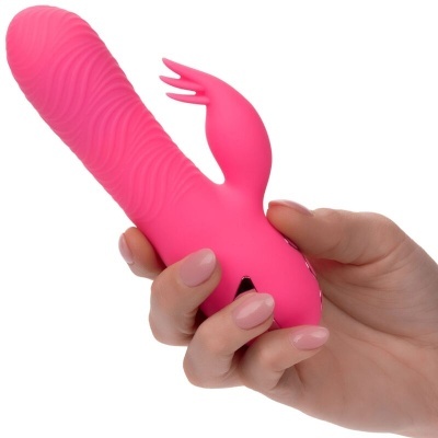 Vibrador rosa de silicone com textura ondulada e extensão em forma de mãozinha