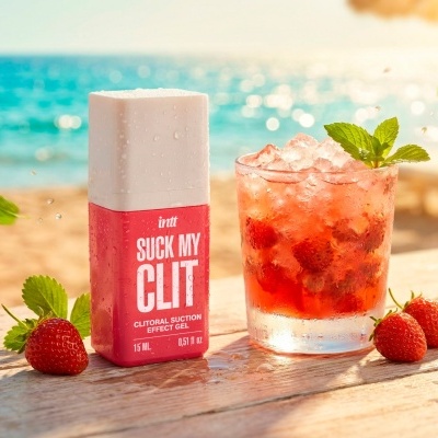 Frasco de gel rosa e branco ao lado de bebida vermelha com gelo e fresas numa mesa de madeira à beira da praia