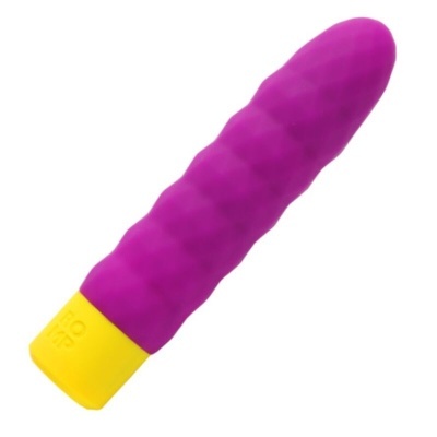 Vibrador roxo com base amarela e textura ondulada em fundo branco