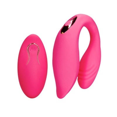 Dispositivo curvado rosa com botão dourado e controle remoto rosa oval com detalhe dourado