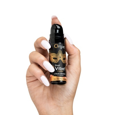 Mão a segurar frasco preto de gel íntimo Orgie Dual Vibe!