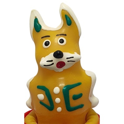 Figura de raposa amarela e branca em plástico com detalhes verdes e vermelhos