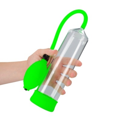 Bomba de sucção transparente com partes verdes segurada por uma mão.
