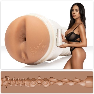 Produto sexual em tom de pele com textura interna detalhada e mulher com lingerie preta