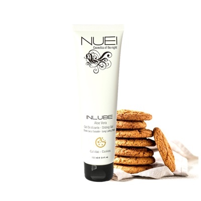 Frasco branco de gel lubrificante NUEL ao lado de pilha de bolachas castanhas.