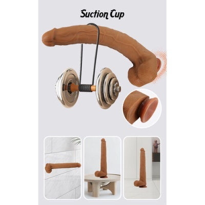 Dildo castanho com ventosa e textura veiculada suportando pesos, colocado em diferentes superfícies.