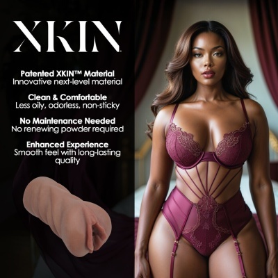 Mulher vestindo lingerie bordô com renda e tiras e produto de silicone cor de pele ao lado em fundo escuro com texto promocional XKIN™