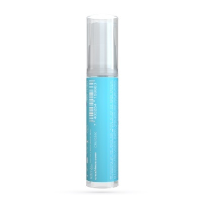 Frasco de plástico transparente com rótulo azul e texto branco.