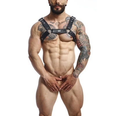 Harnais de poitrine homme cuir noir avec boucles argentées sur torse tatoué