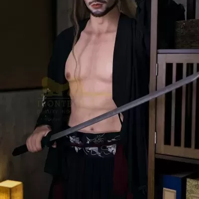 Homem com quimono preto aberto e katana.