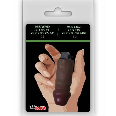 Isqueiro com capa de silicone castanha em forma fálica em embalagem preta com texto em espanhol e português