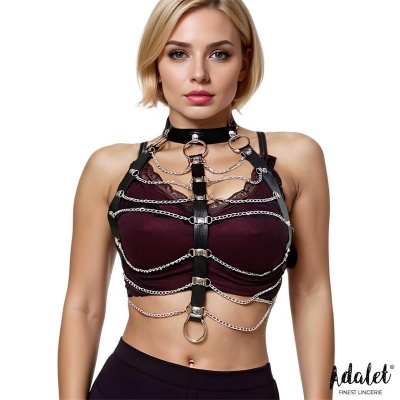 Top de lingerie roxo com arnês de tiras e cadeias metálicas em mulher loira