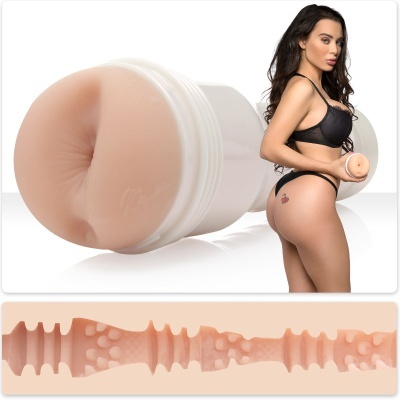 Masturbador masculino em silicone com textura interna detalhada e mulher em lingerie segurando o produto