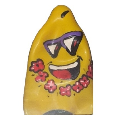 Objeto amarelo com desenho de cara sorridente com óculos de sol e flores vermelhas