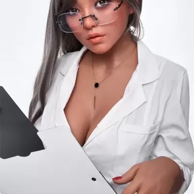 Boneca realista com cabelo cinzento, óculos e casaco branco segurando pasta