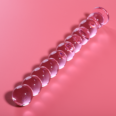 Cilindro de esferas de vidro transparente sobre fundo rosa
