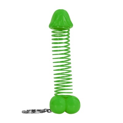 Chaveiro mola verde forma pênis com fundo branco