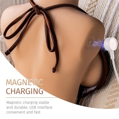 Manequim com sutiã castanho e carregador magnético USB ligado