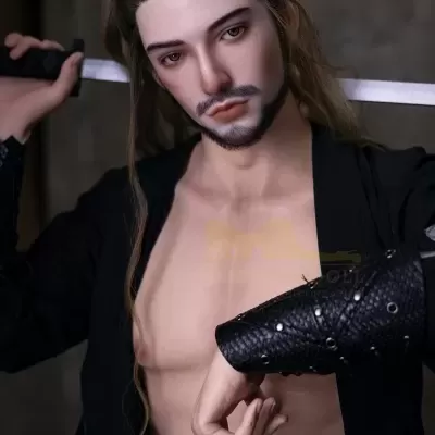 Boneco masculino com cabelo castanho claro, veste casaco preto e usa braçadeira preta de couro, segura espada prateada