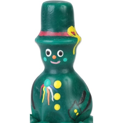 Boneco plástico verde com chapéu e decoração colorida