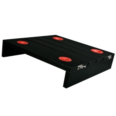 Mesa de madeira preta com suportes vermelhos e fechaduras metálicas