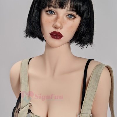 Boneca realista com cabelo curto preto e jardineiras bege