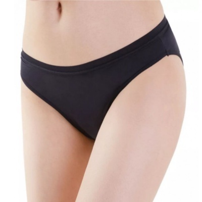 Cueca preta lisa usada por mulher com fundo branco