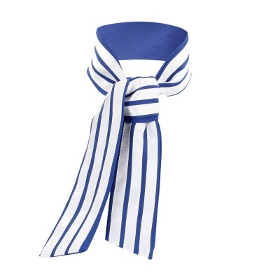 Cachecol azul e branco riscas verticais amarrado