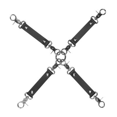 Conjunto de quatro tiras pretas com fechos metálicos prateados formando um X