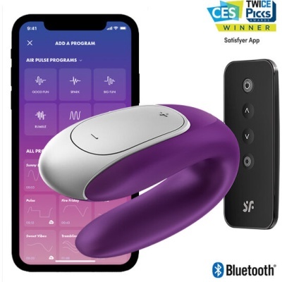 Dispositivo sexual roxo com comando e smartphone com app Satisfyer activada