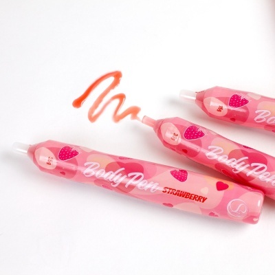 Três canetas Body Pen rosa com morangos e corações e uma linha ondulada vermelha escrita por uma delas.