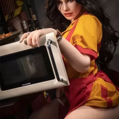 Boneca realista vestida com uniforme amarelo e vermelho segurando micro-ondas branco da OCOOKER