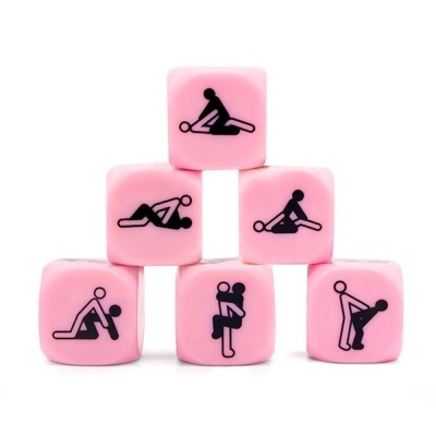 Seis dados rosa com posições sexuais desenhadas em preto