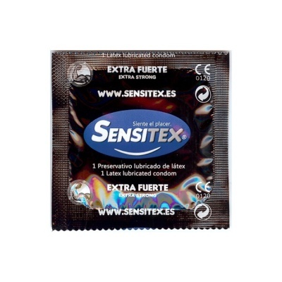 Pacote de preservativo lubrificado Sensitex preto com texto em castelhano e inglês