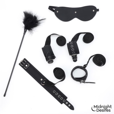 Conjunto de acessórios BDSM pretos sobre fundo branco com texto Midnight Desires