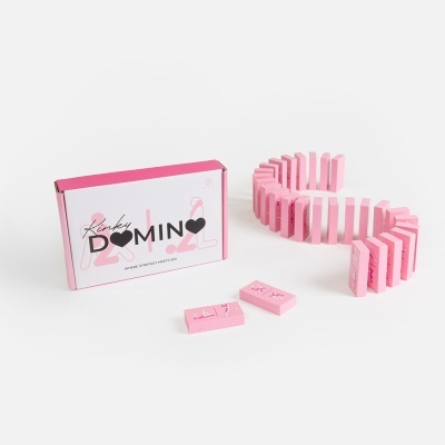 Jogo de dominó rosa com caixa e peças ilustradas