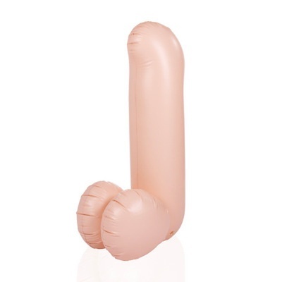 Balão inflável cor de pele em formato de pênis sobre fundo branco