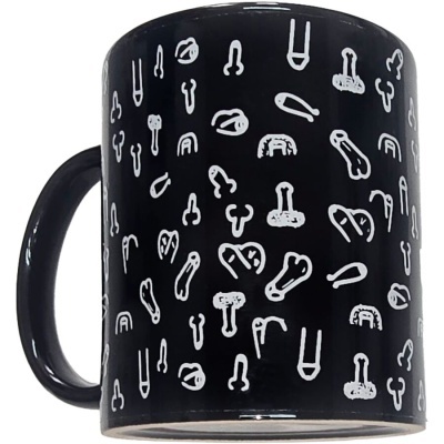 Caneca preta com padrão de desenhos brancos.